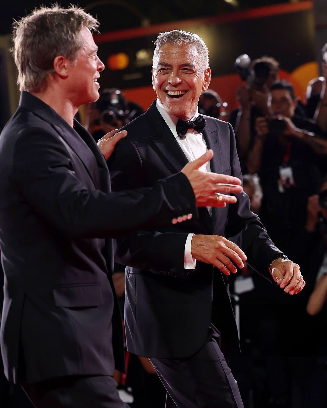 cliomakeup-brad-pitt-george-clooney-amici-venezia-2024-4