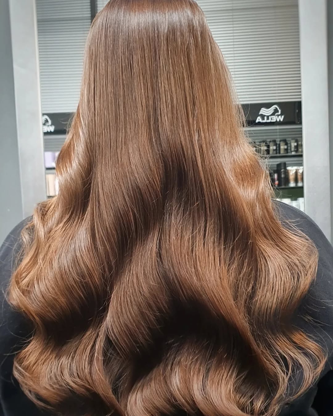 capelli-mocha-mousse-colore-pantone-2025-lunghi