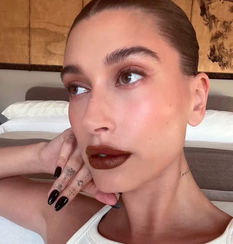 make-up-colore-pantone-2025-mocha-mousse-hailey-bieber