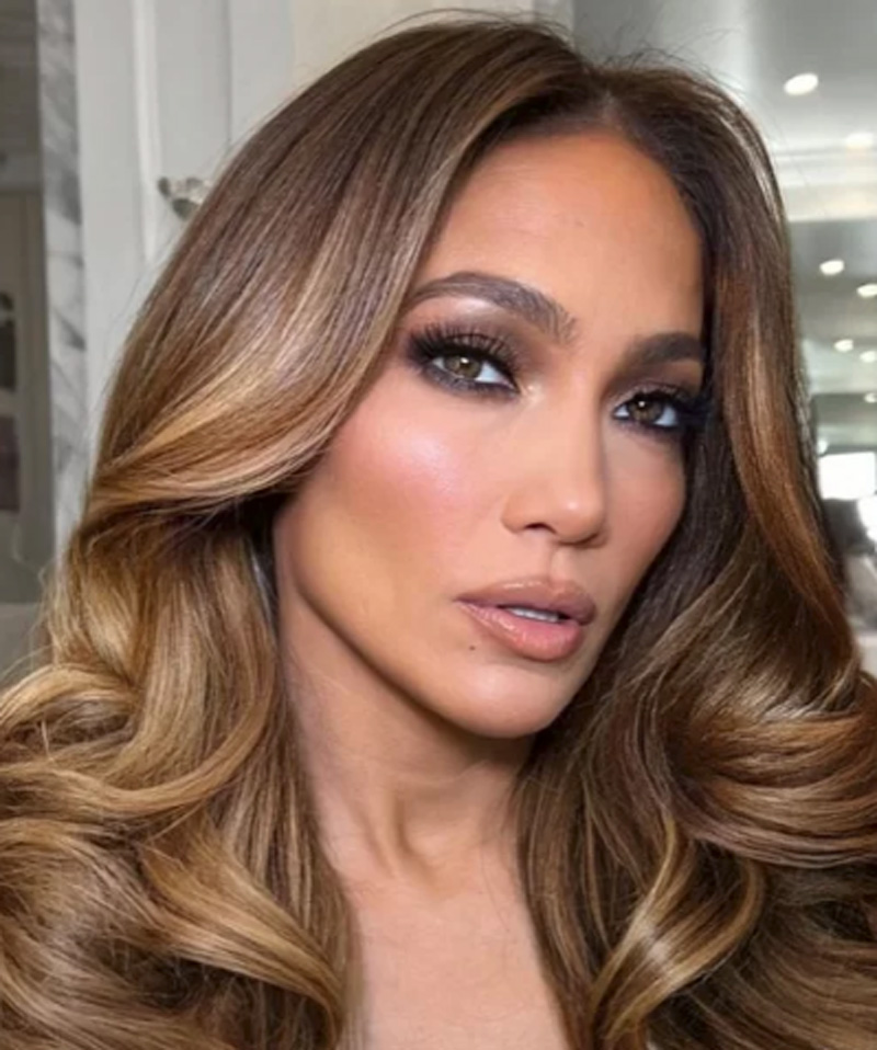 make-up-colore-pantone-2025-mocha-mousse-jlo