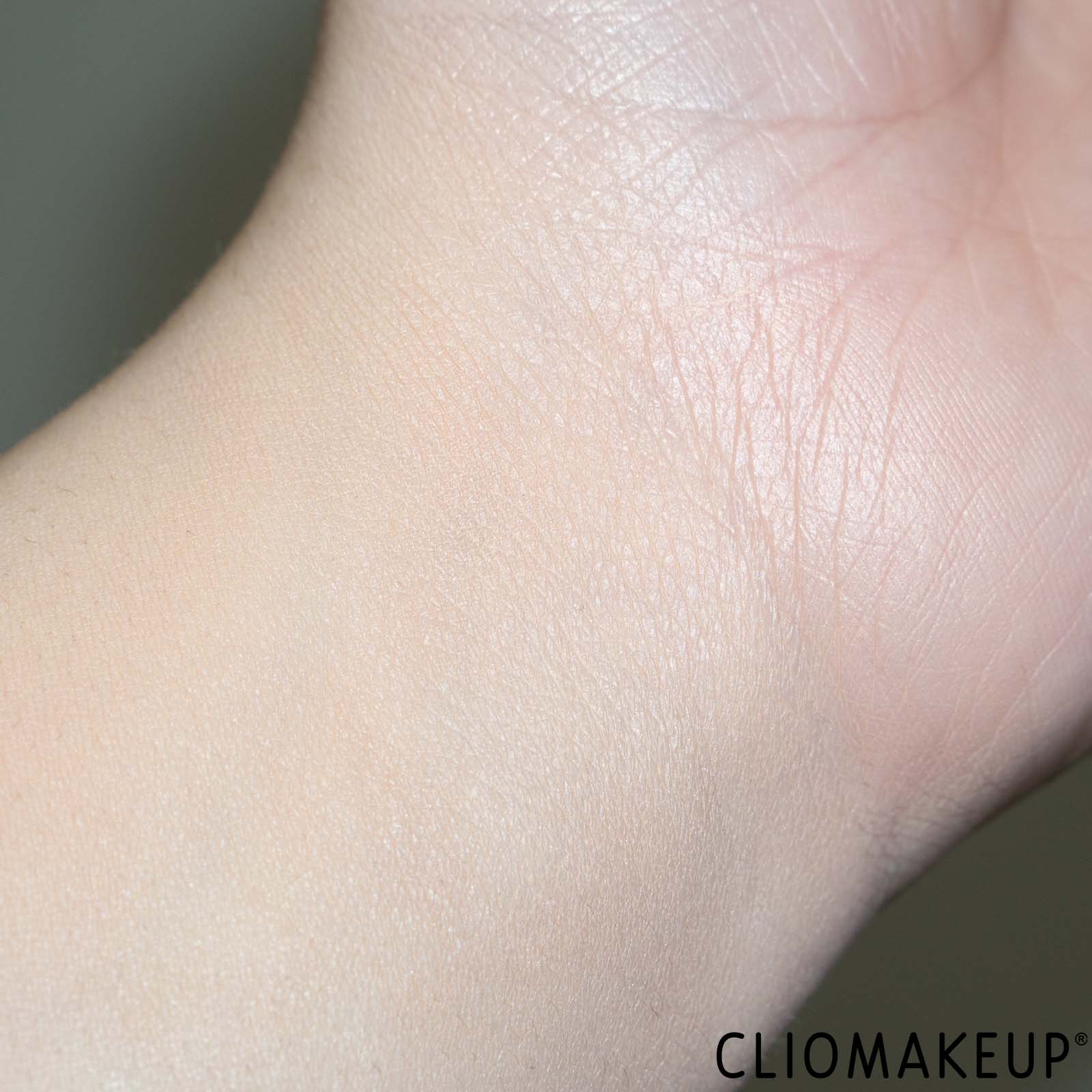 recensione-fondotinta-cushion-missha-magic-cushion-foundation-swatch-braccio