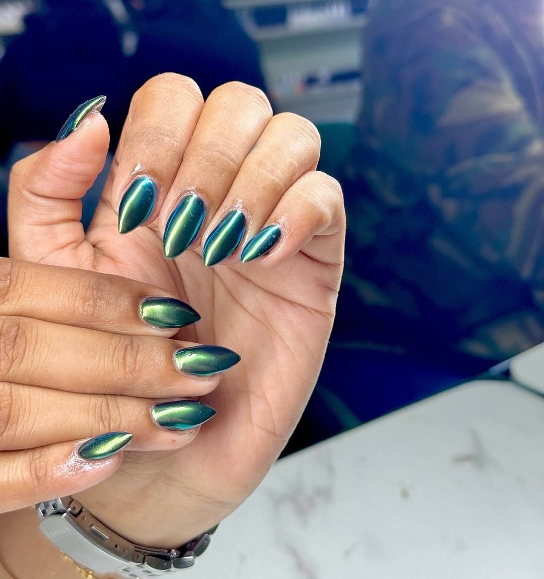 tendenze-unghie-inverno-2025-chrome-verde