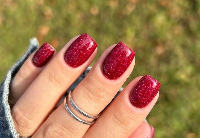 tendenze-unghie-inverno-2025-rosso-glitter-chiaro