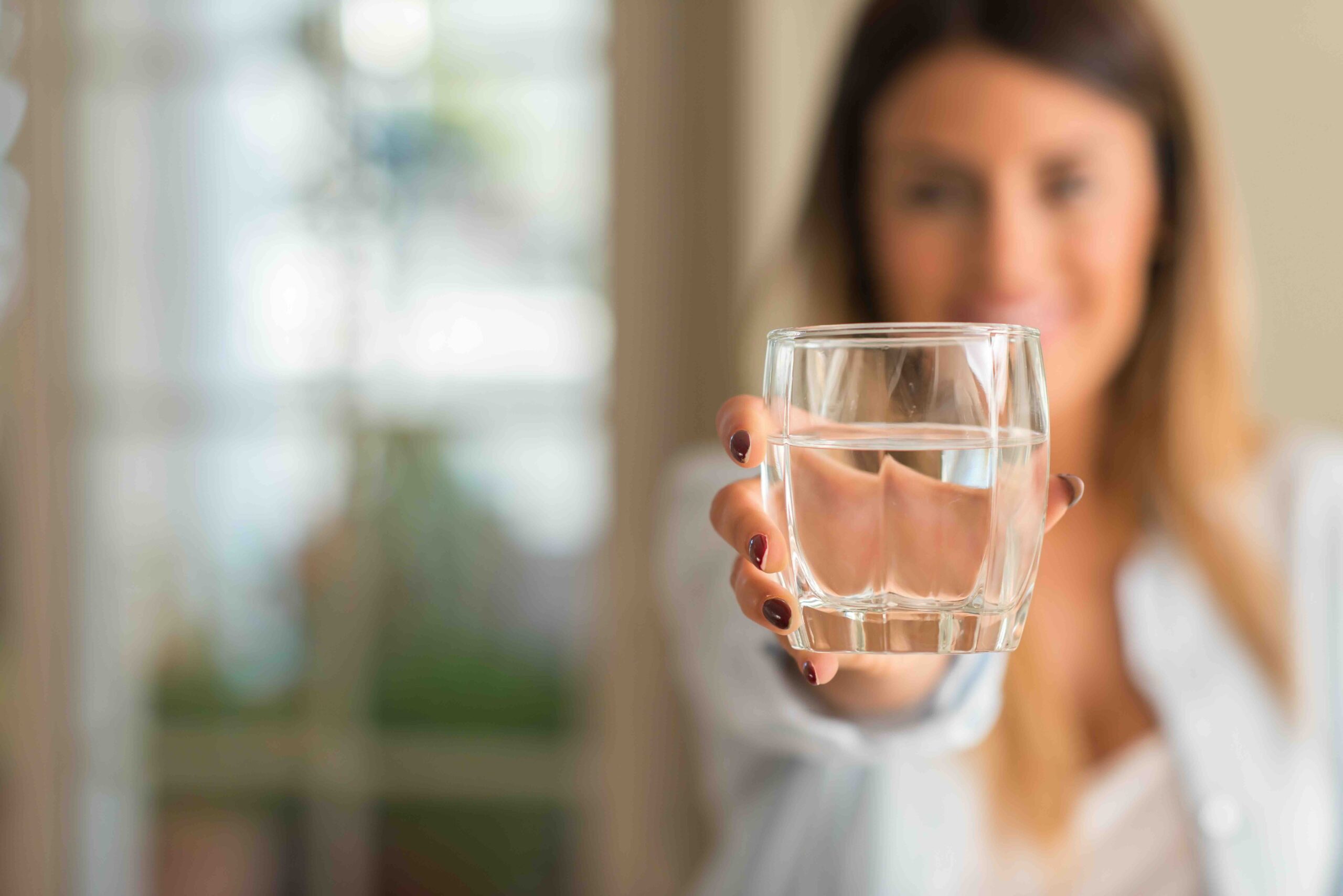 bicchiere-acqua-rimedio-naturale-hangover