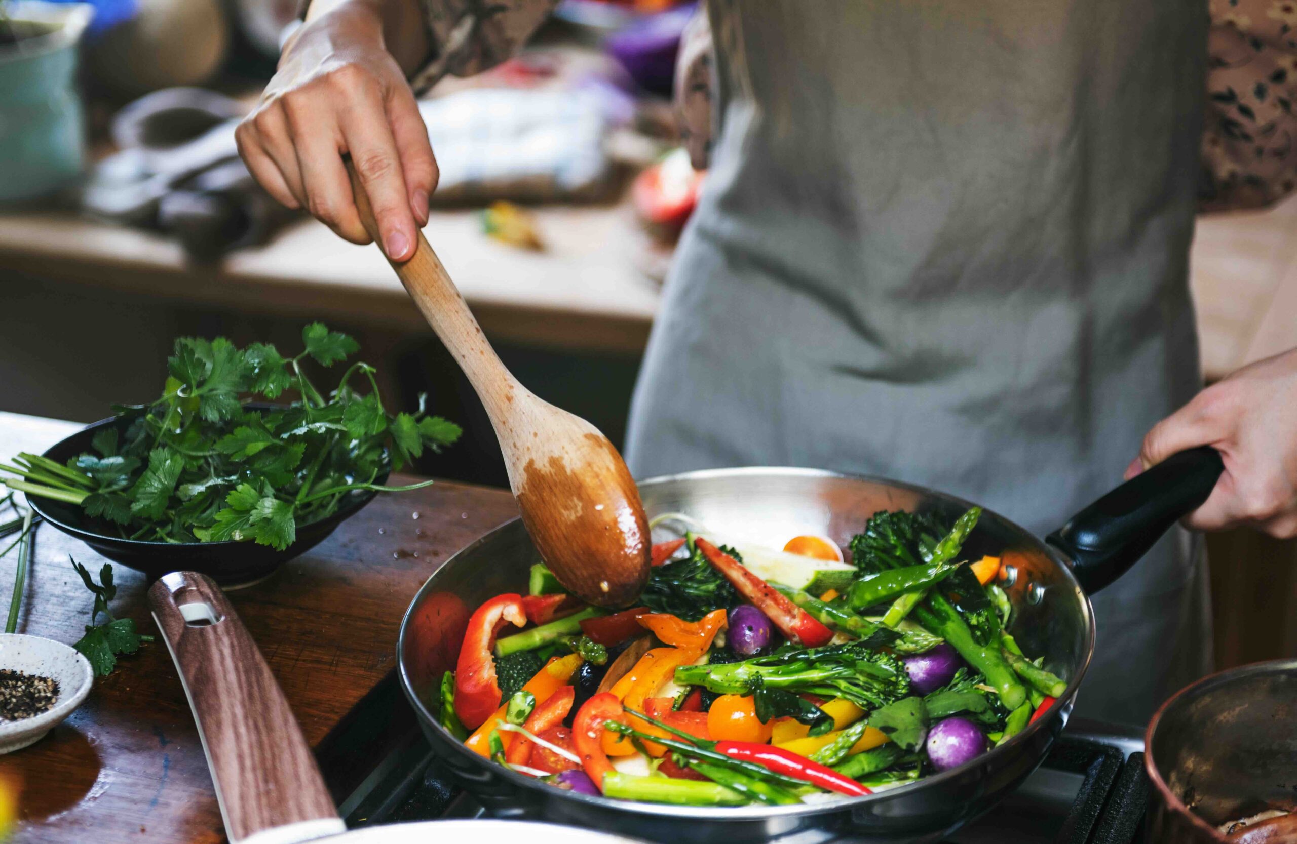 cibi-anti-stanchezza-uomo-cucina-verdute-padella