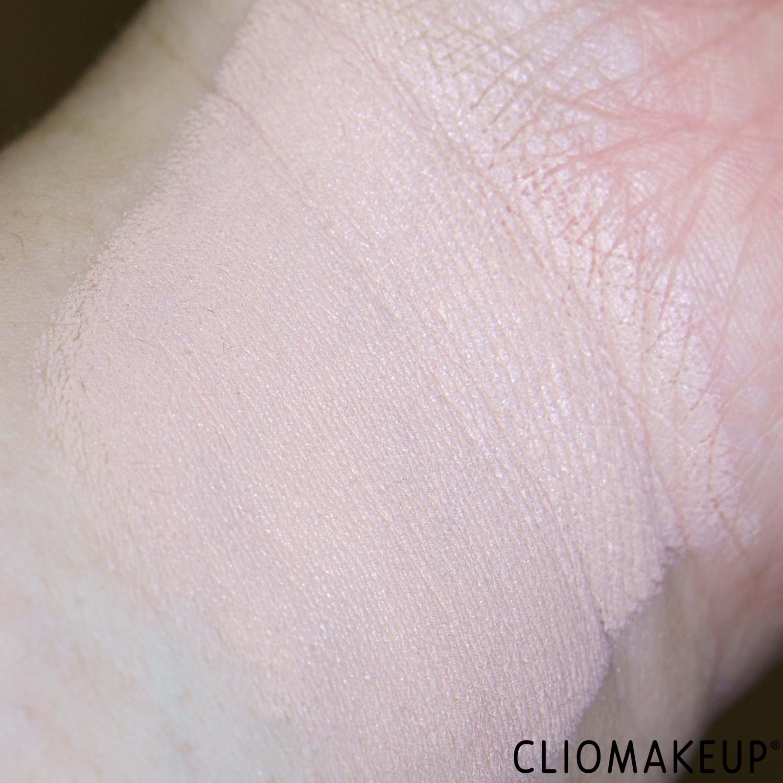 recensione-correttore-maybelline-correttore-liquido-cancella-eta-rosa-swatch-braccio