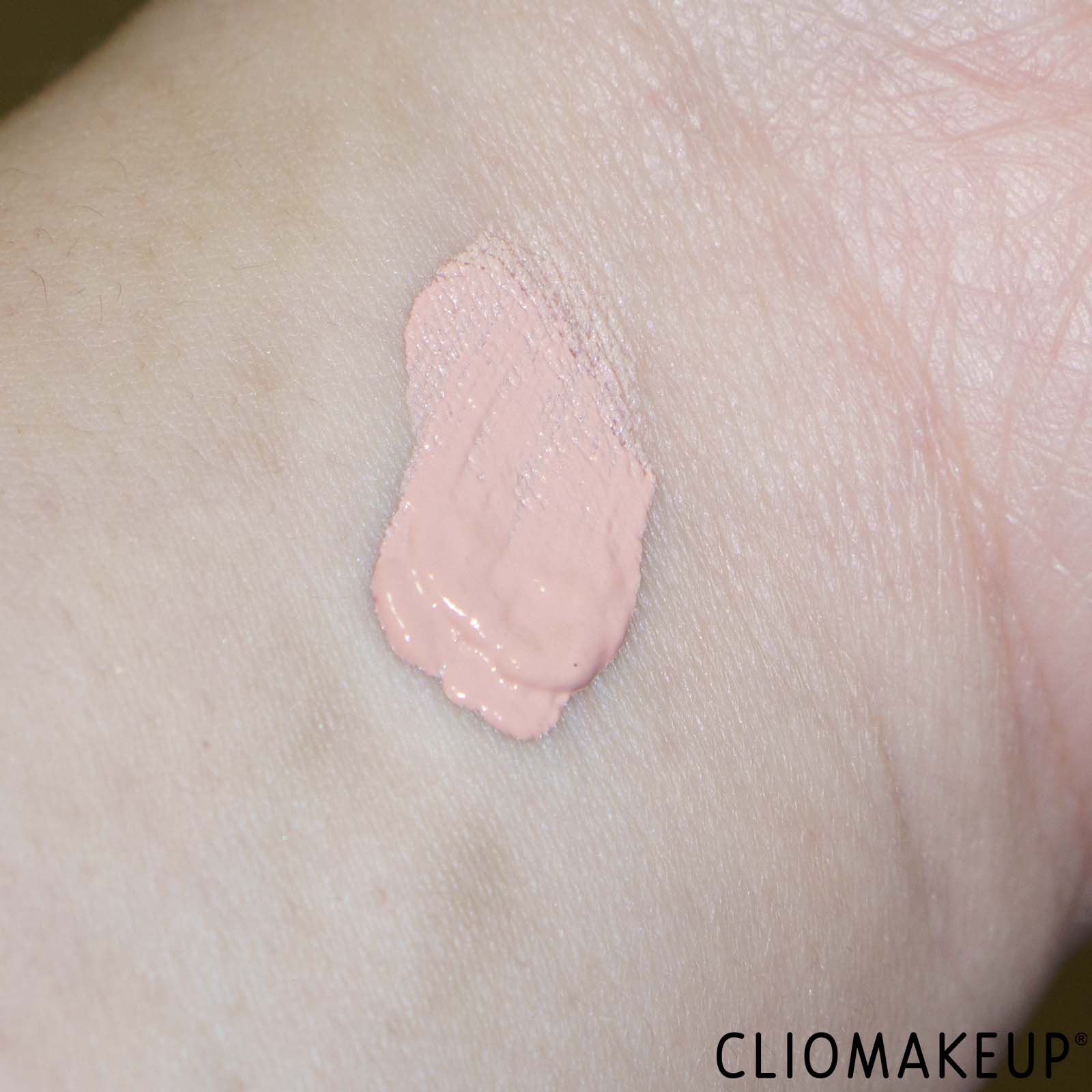 recensione-correttore-maybelline-correttore-liquido-cancella-eta-rosa-swatch