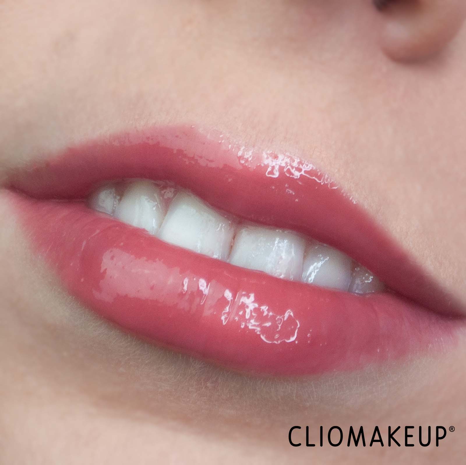 recensione-gloss-huda-beauty-faux-filler-extra-shine-lip--gloss-prodotto-applicato