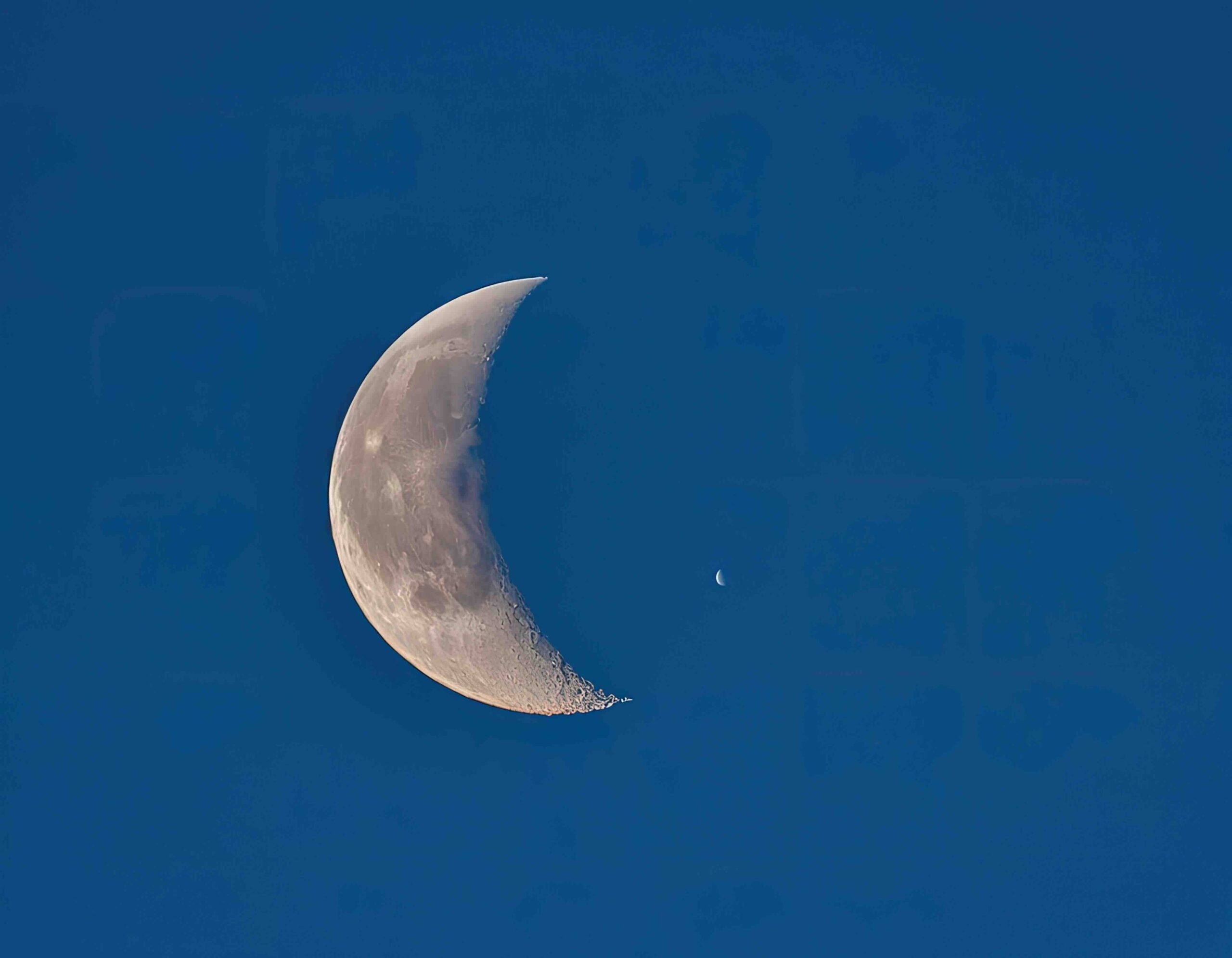 ultimo-quarto-luna-calante-cielo-blu